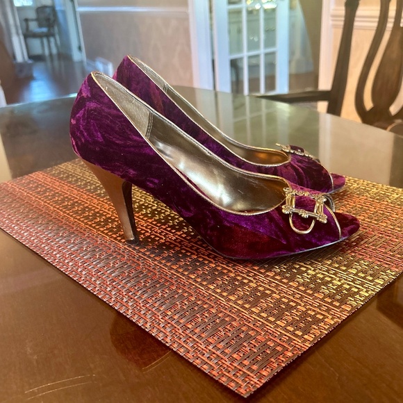 Chinese Laundry Purple Velvet with Gold Buckle Peep Toe Pumps in Size 10 - Picture 4 of 10